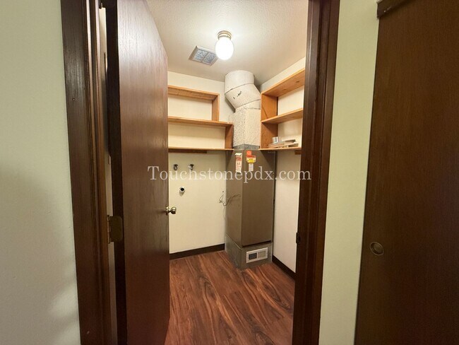 Building Photo - Updated 2BD/1BA Duplex w/ Mini-Split HVAC + Off-Street Parking