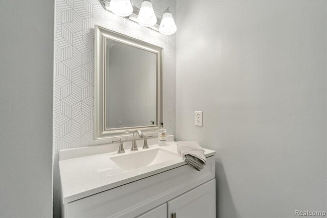 Building Photo - 1116 Lakeview Cir