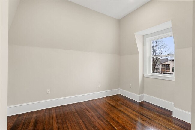 Building Photo - 10 King St