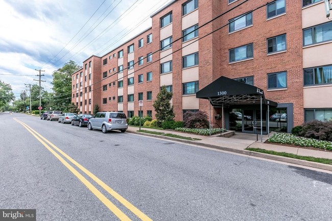 Building Photo - 1300 S Arlington Ridge Rd