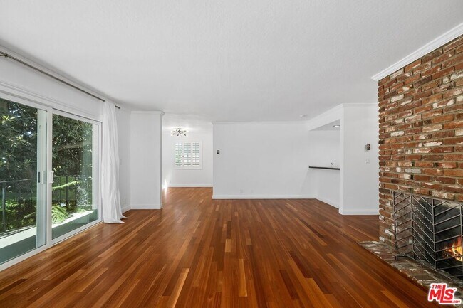 Building Photo - 404 San Vicente Blvd
