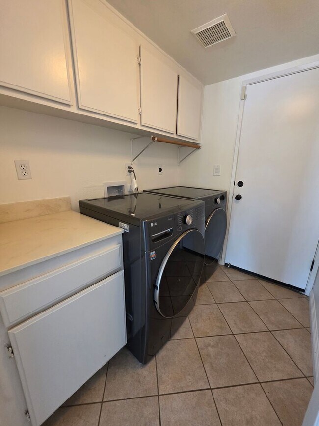 Building Photo - Gorgeous Santee Home, no expense spared!