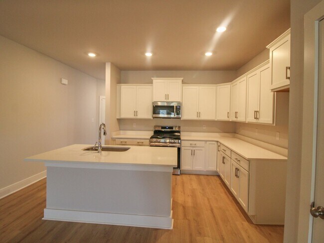 Building Photo - Reduced Rental Rate with $200 Rent Credit for 12 Months!