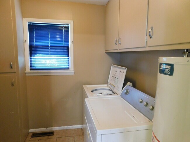 Building Photo - Huge 2 bedroom/1 bath close to the Hosptia...