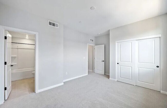 Building Photo - 125 Waters Park Cir