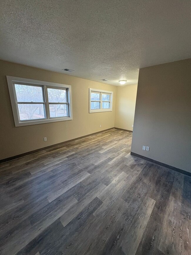 Building Photo - 1 Bed 1 Bath Remodeled! Near K-State! Available May 1!
