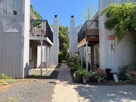 Building Photo - 12 Klondike Ct