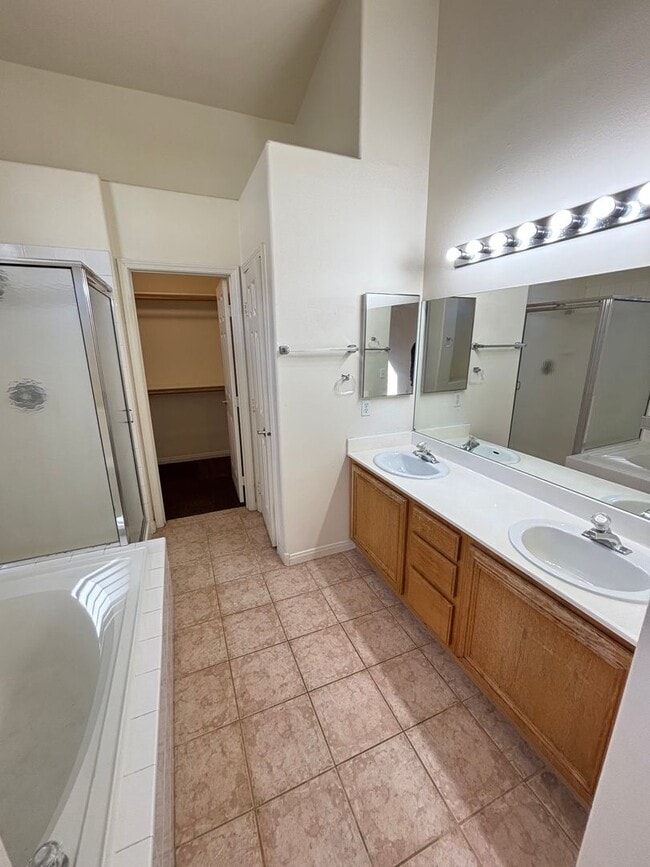 Building Photo - Gorgeous 3BED / 2.5 BATH home located in the gated community of Peccole Ranch. Make the Move for ...