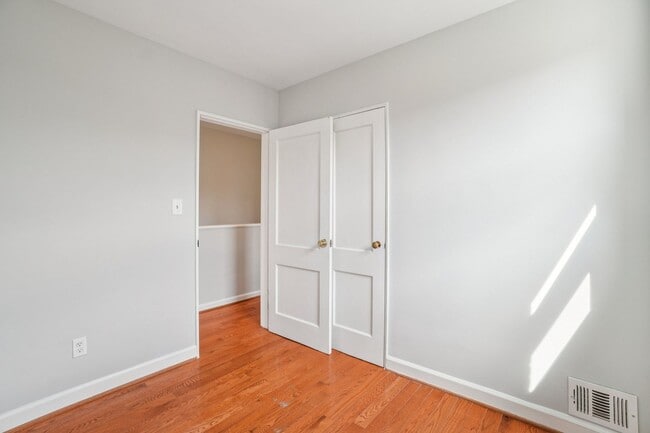 Building Photo - Semi Detached Home in Riggs Park!