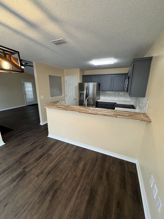 Building Photo - 13401 Warren Dr