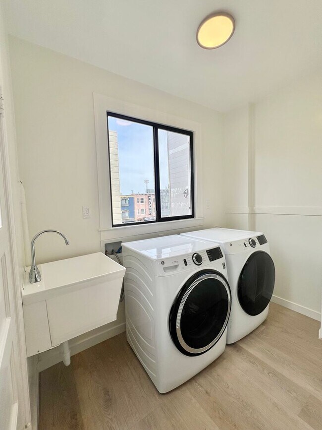 Building Photo - Top Floor 2BR/1BA + Newly Renovated Unit! Parking! In-Unit Laundry! PROGRESSIVE