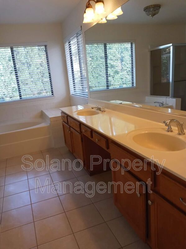 Building Photo - 1204 Shell Ct