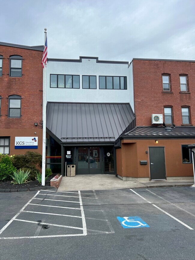 Building Photo - 483 Main St