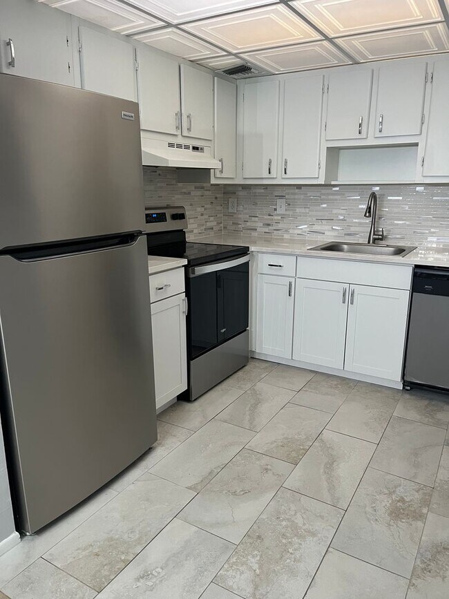 Building Photo - 3300 Fox Chase Cir