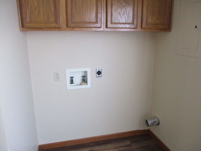 Building Photo - New Listing!!! 2 Bedroom Townhouse in Albion!!!