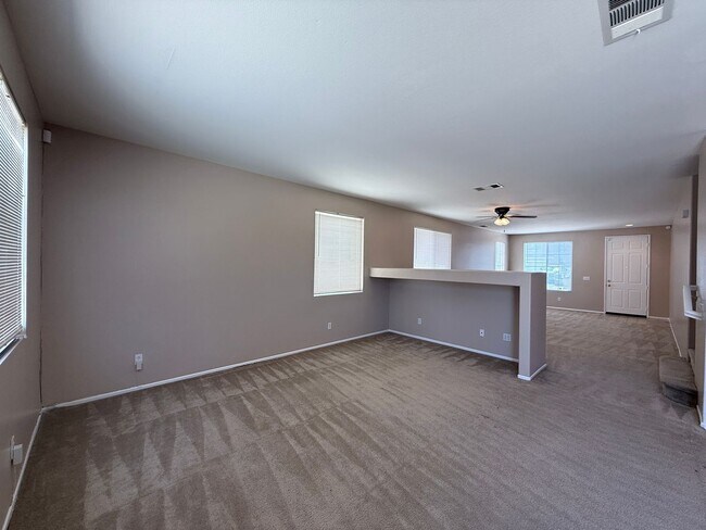 Building Photo - Palmdale 4 Bedroom + 3 Bath