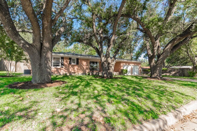 Building Photo - Renovated 3 Bed / 2 Bath Brick Home with 2-Car Garage & Fenced Yard in North Temple