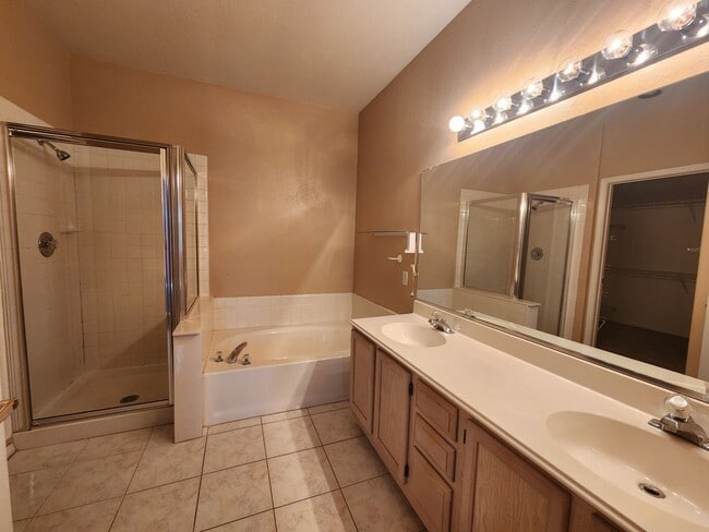 Building Photo - Fabulous First Floor Condo!