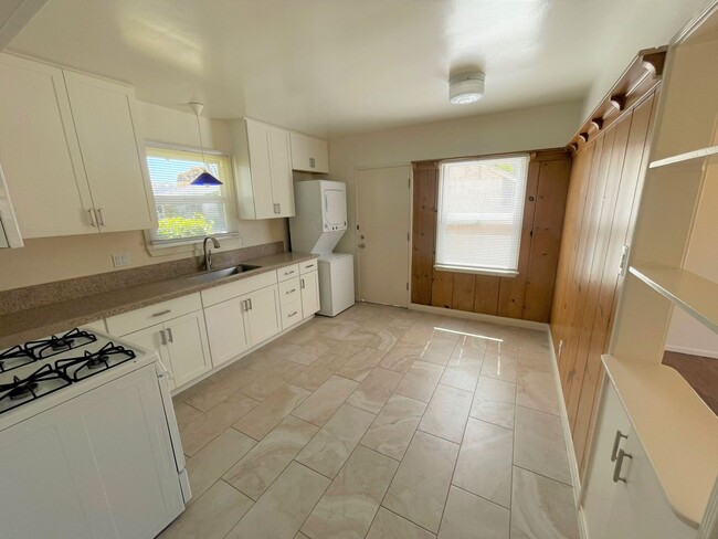 Building Photo - Upgraded Midtown Home with Beautiful Wood ...
