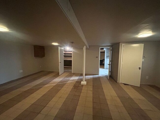 Building Photo - 2801 Royal Glen Dr