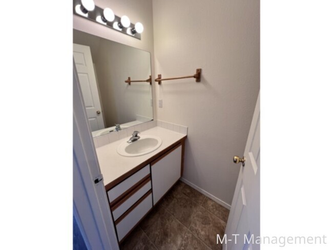 Building Photo - 3 br/2.5 bath townhouse + 1 car garage, fe...