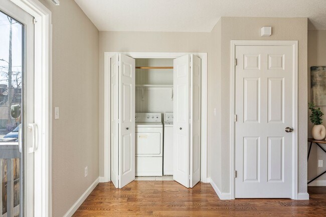 Building Photo - Charming 3 Bedroom Townhome in Highlands Neighborhood