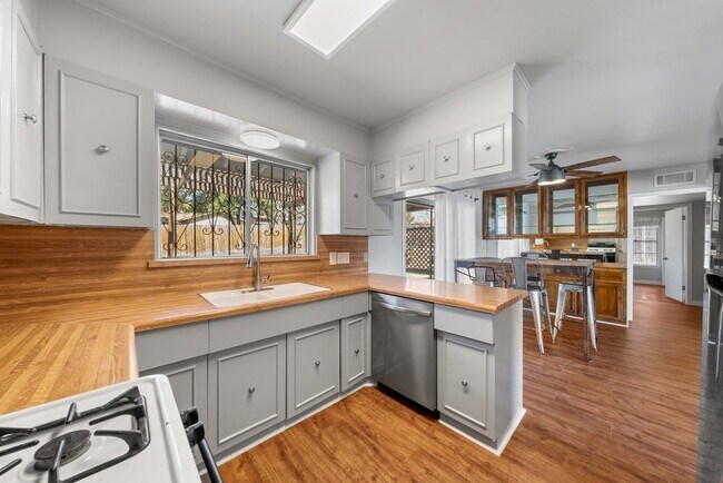 Building Photo - 303 Marquis Ln