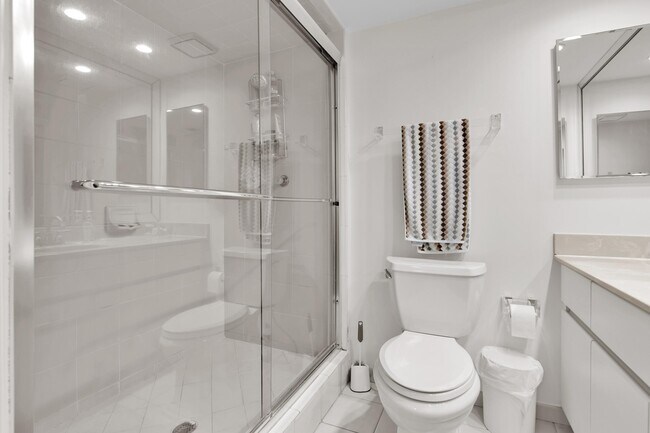 Building Photo - 1167 Hillsboro Mile