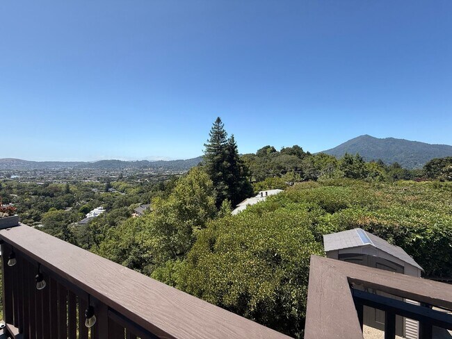Building Photo - 4BD/3.5BA HOME - GREENBRAE HILLS - STUNNIN...