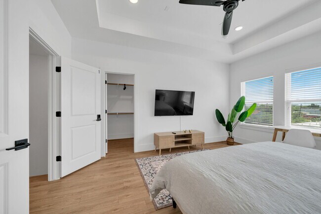 Building Photo - 3417 Yellowstone BlvdRoom 1