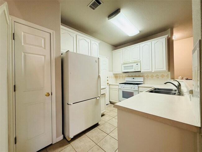 Building Photo - 2100 Pipers Field Dr
