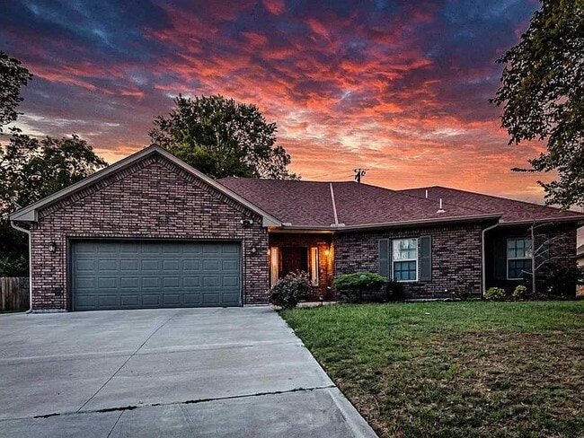 Primary Photo - 221 Mockingbird Rd