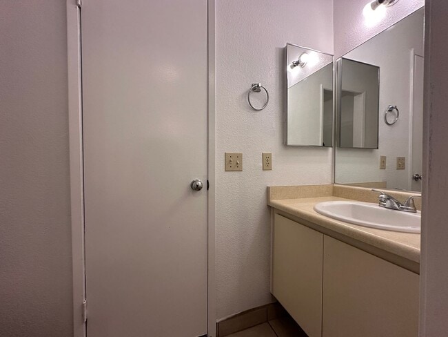 Building Photo - 2 BED 2 BATH TOWNHOME NEAR THE I-15 AND CH...
