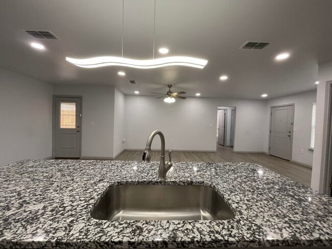 Building Photo - 5610 Kemper St