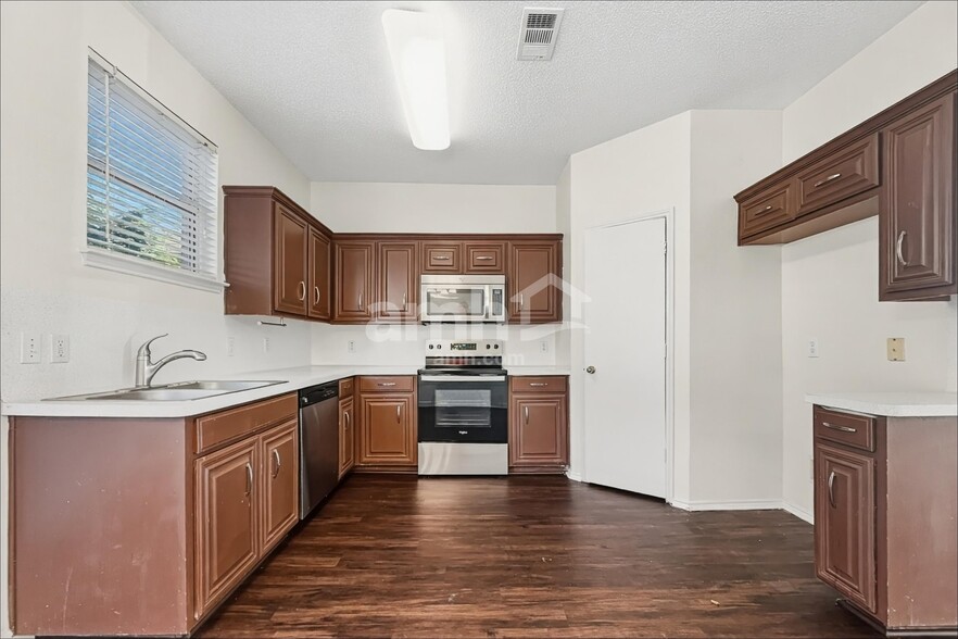 Building Photo - 8551 Western Meadows Dr
