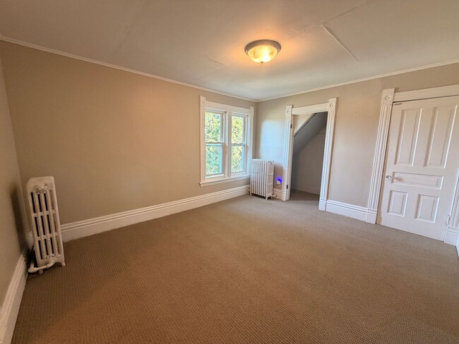 Building Photo - Two Bedroom Upper Apartment in Walker!