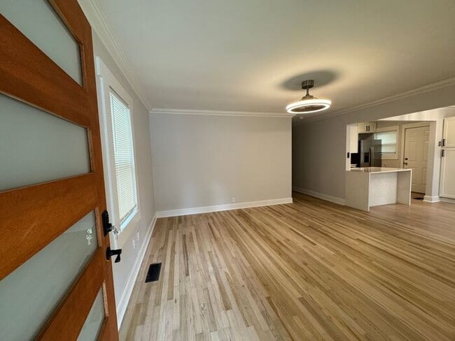 Building Photo - Adorable home minutes from everything