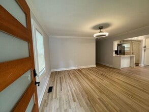 Building Photo - Adorable home minutes from everything