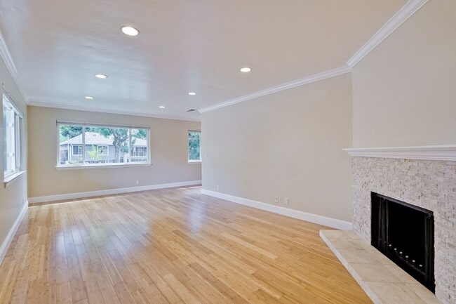 Building Photo - Updated 3 bedroom , 2 bath home in Mountai...