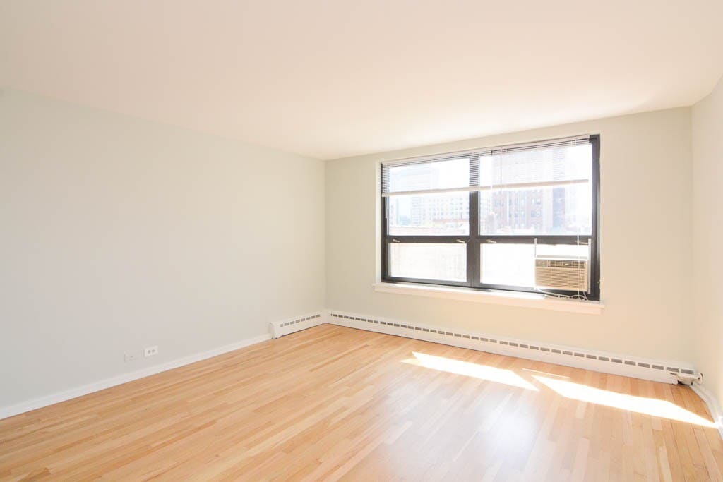 Building Photo - 450 W Wellington Ave