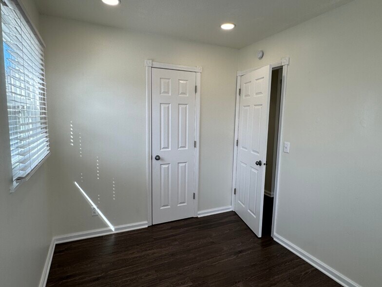 Building Photo - 2319 Pinehurst St