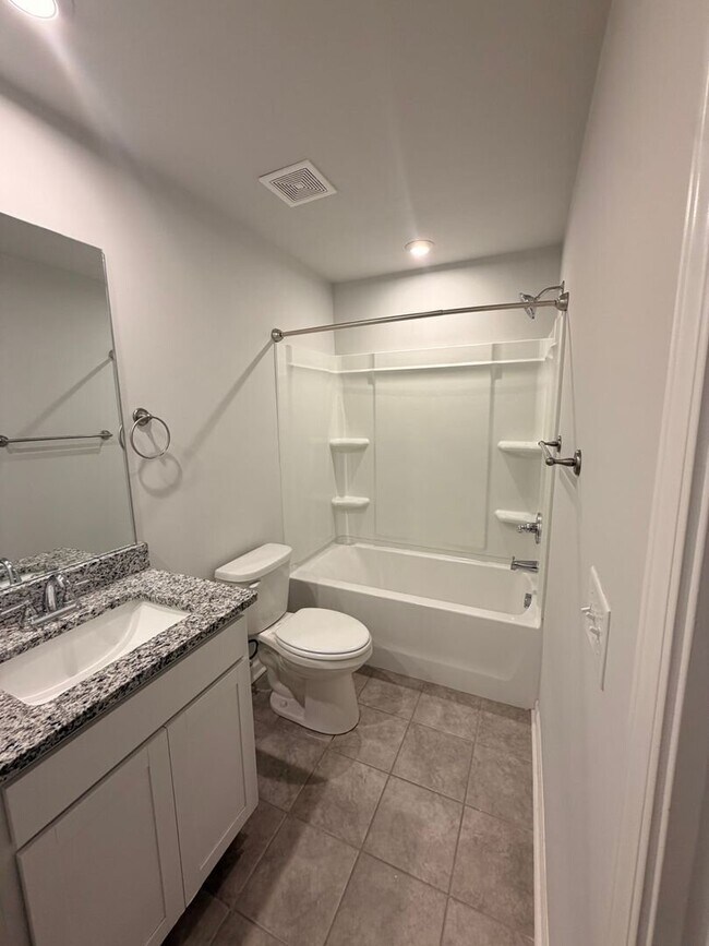 Building Photo - Like New 4 Bed, 2.5 Bath Townhome Available in Greenville