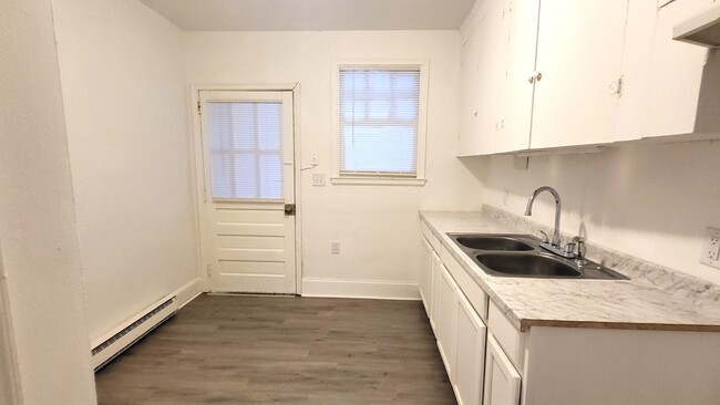 Building Photo - Two Bedroom Apt For Rent in Sumter SC.  Fr...