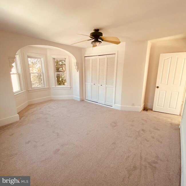 Building Photo - 328 S Broadway