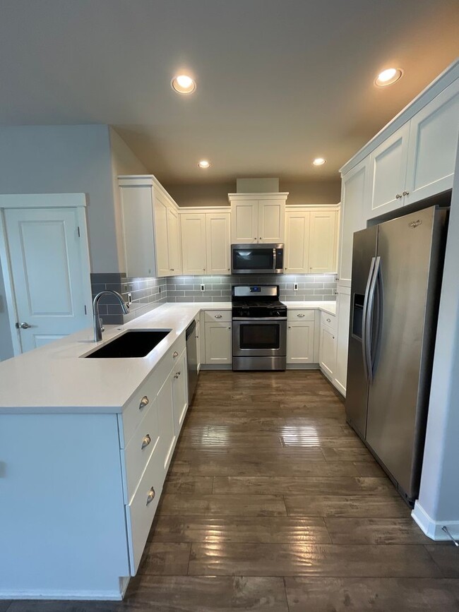 Building Photo - 3 Bedroom Townhome  in SW Redmond  - Parkl...