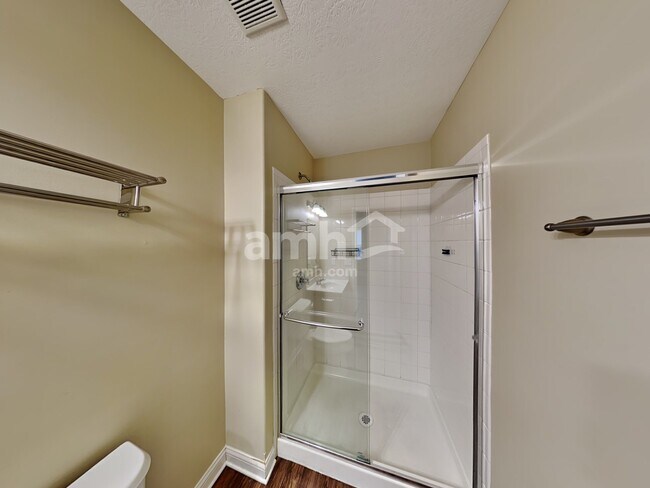 Building Photo - 490 Hemhill Dr