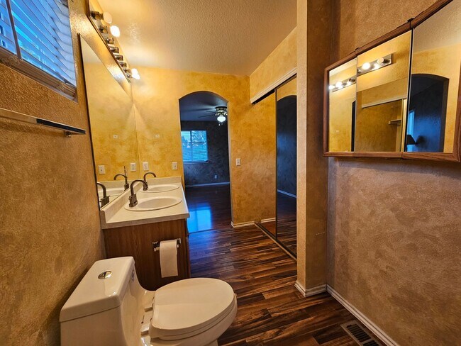 Building Photo - Fabulous 4 Bed Home Near Buckley Space For...