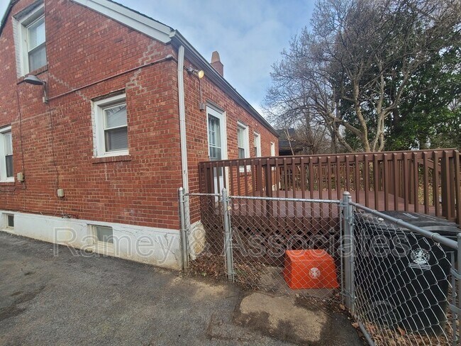 Building Photo - 1627 Catalpa St