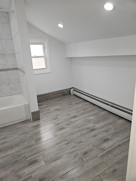 Building Photo - 120 Henry St