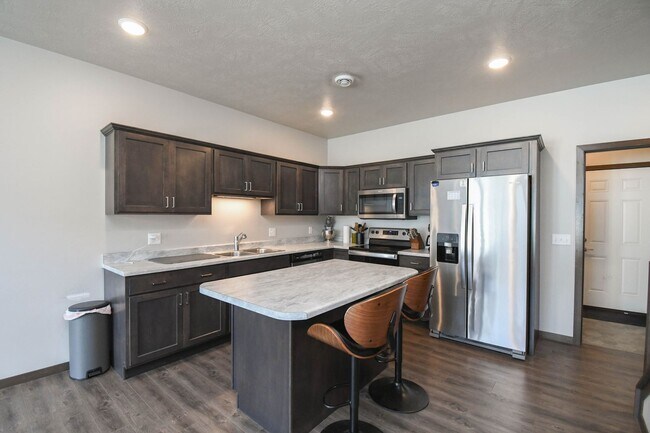 Building Photo - Stylish Townhome in Harrisburg School District – Open Floor Plan & Loft!